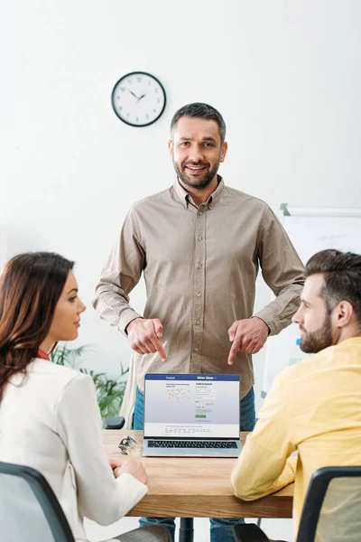 Asesor Apuntando Con Los Dedos Computadora Portátil Con Sitio Web — Foto de Stock