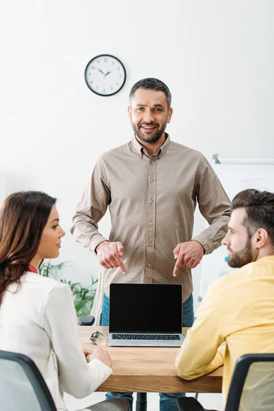 Adviseur Wijzen Met Vingers Laptop Met Leeg Scherm Aan Investeerders — Stockfoto