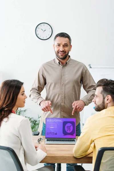 Asesor Señalando Con Los Dedos Computadora Portátil Con Sitio Web —  Fotos de Stock