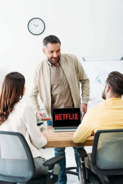 Advisor Pointing Hand Laptop Netflix Website Screen Man Woman Office — Stock Photo, Image