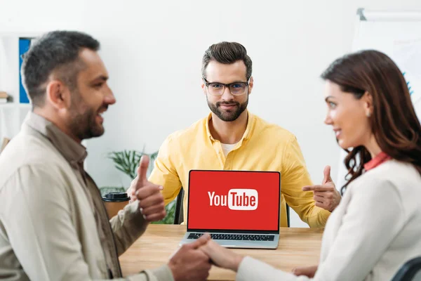 Selective Focus Advisor Pointing Finger Laptop Youtube Website Screen While — Stock Photo, Image