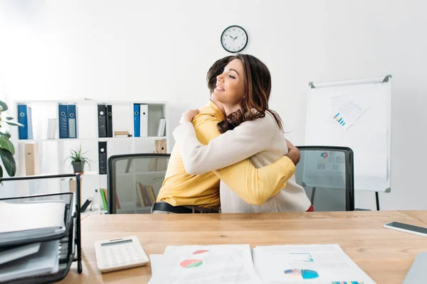 Pria Dan Wanita Duduk Meja Dengan Dokumen Dan Berpelukan Kantor — Stok Foto