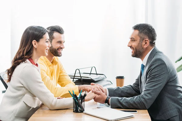 Consigliere Seduto Tavolo Che Tiene Mani Degli Investitori Carica — Foto Stock