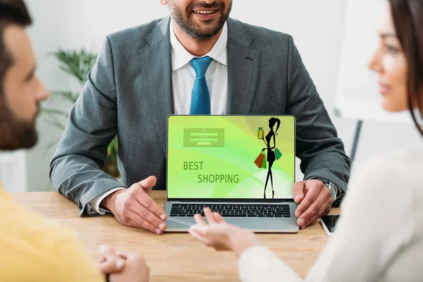 Cropped View Advisor Sitting Table Laptop Best Shopping Website Screen — Stock Photo, Image