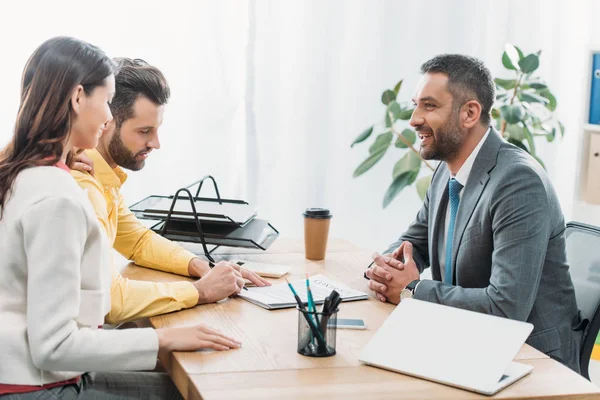 Adviseur Vrouw Zitten Aan Tafel Wile Investeerder Ondertekening Van Document — Stockfoto