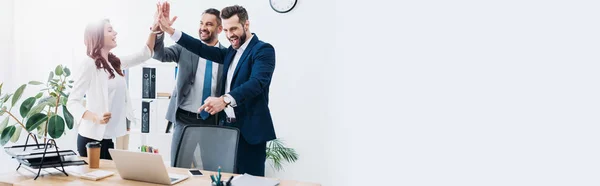 Collega Aan Tafel Met Laptop Glimlachend Highing Vijf Kantoor — Stockfoto