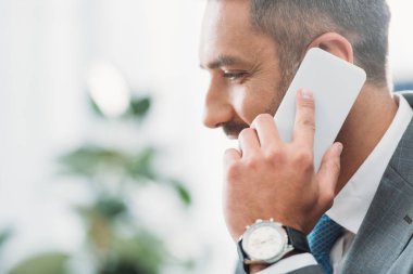yakışıklı işadamı Office smartphone cep telefonu ile konuşmak