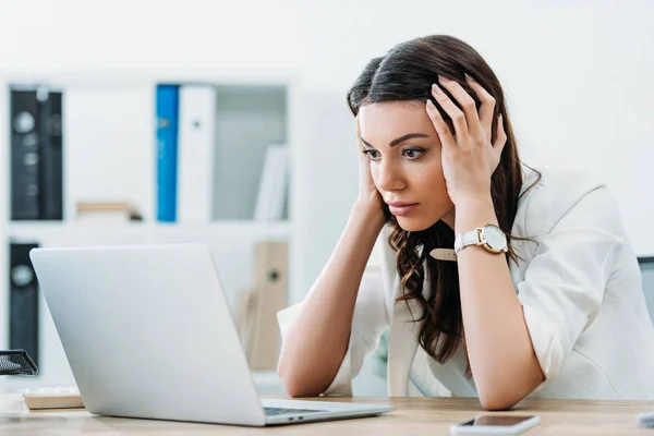 Empresária Sentada Mesa Olhando Para Laptop Tauching Cabeça Escritório — Fotografia de Stock