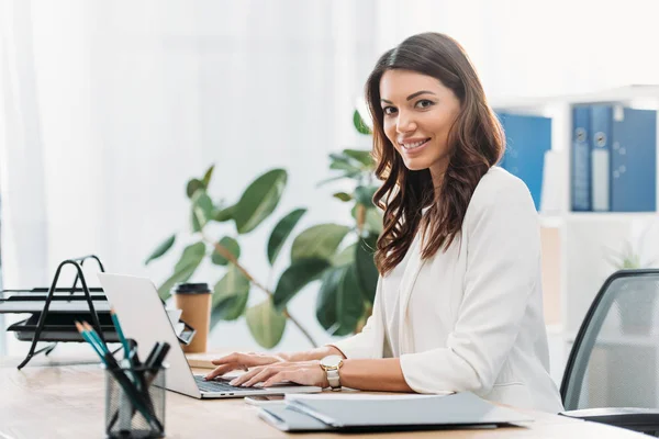 Mujer Negocios Sentada Mesa Con Portátil Escribiendo Sonriendo Oficina — Foto de Stock