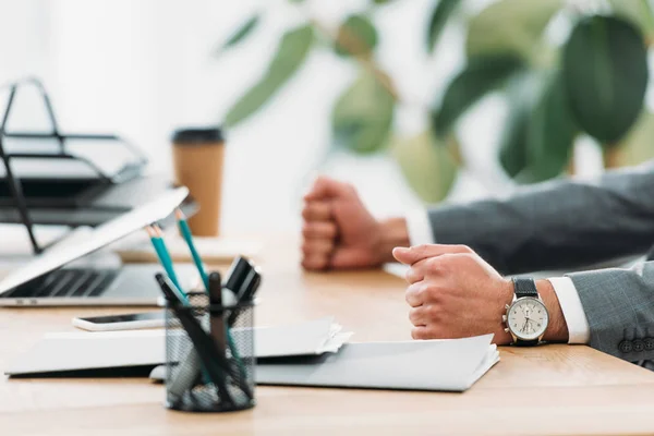 Beskuren Bild Affärsman Vid Bord Med Laptop Office — Stockfoto