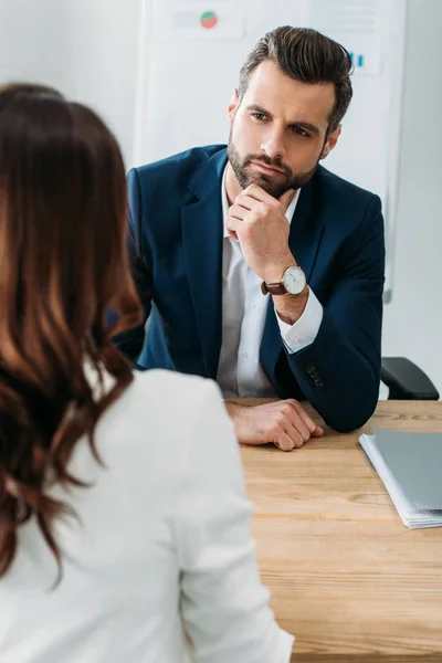 Selektiver Fokus Fokussierter Und Gutaussehender Berater Gespräch Mit Dem Investor — Stockfoto