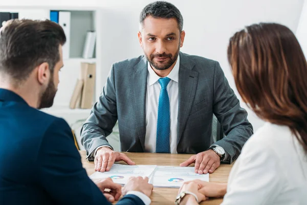 Selectieve Aandacht Van Knappe Adviseur Praten Document Met Beleggers Bij — Stockfoto