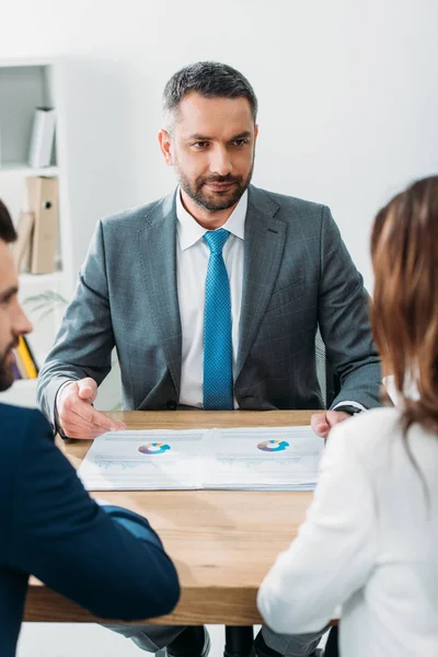 Selectieve Aandacht Van Advisor Pak Discussiëren Documenten Met Investeerders Kantoor — Stockfoto