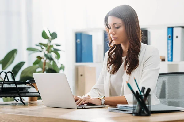 Mulher Negócios Atraente Sentada Mesa Com Laptop Digitando Escritório Imagens De Bancos De Imagens