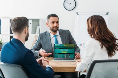 seçici odak laptop ekranında işyerinde sportsbet Web sitesi ile parmaklarıyla işaret Danışmanı 