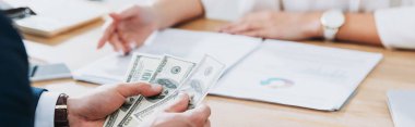 bir dolarlık banknot ofiste tutan adam seçici odak 