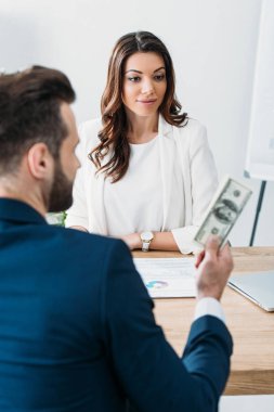 seçici odak Doları banknot tutan yatırımcı seyir Danışmanı 
