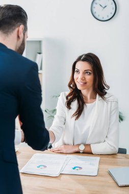 seçici odak güzel Danışmanı tokalaşırken yatırımcı ile işyerinde 