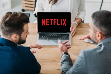 seçici odak netflix Web sitesinde ekran ile yatırımcılar laptop gösterilen Danışmanı 