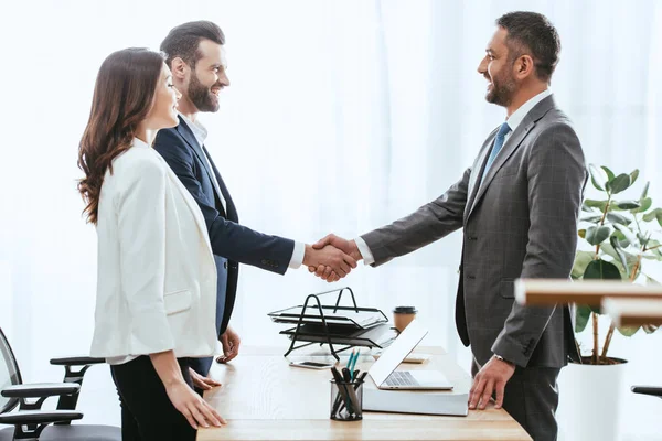 Conselheiro Bonito Terno Apertando Mãos Com Investidores Local Trabalho — Fotografia de Stock