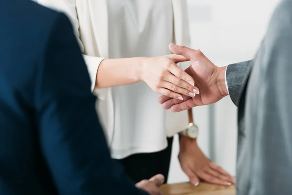 Focalizzazione Selettiva Uomo Donna Che Stringono Mano Ufficio — Foto Stock