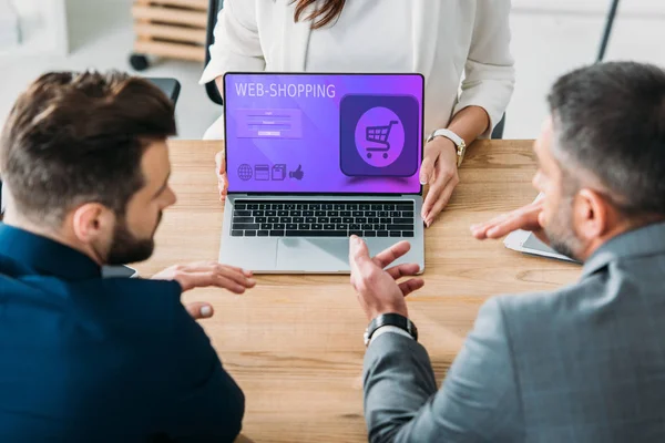 Selective Focus Advisor Showing Investors Laptop Web Shopping Website Screen — Stock Photo, Image