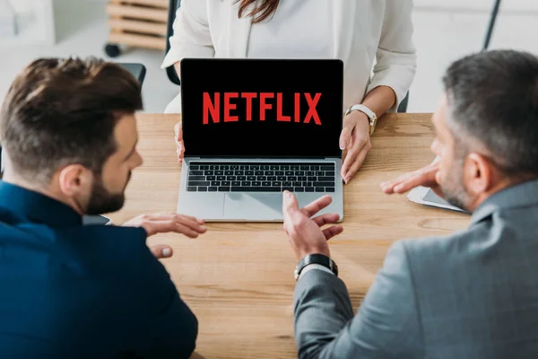 Selective Focus Advisor Showing Investors Laptop Netflix Website Screen — Stock Photo, Image