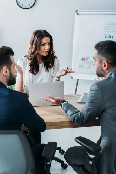 Selektive Fokussierung Attraktiver Berater Und Investoren Anzügen Gespräch Arbeitsplatz — Stockfoto