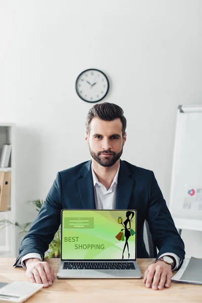 Handsome Advisor Suit Showing Laptop Best Shopping Website Screen — Stock Photo, Image