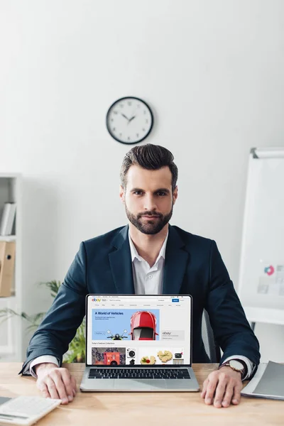 Asesor Guapo Traje Que Muestra Ordenador Portátil Con Sitio Web —  Fotos de Stock