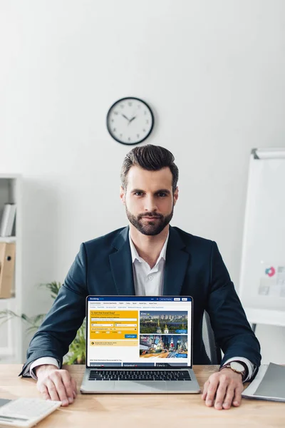 Handsome Advisor Suit Showing Laptop Booking Website Screen — Stock Photo, Image