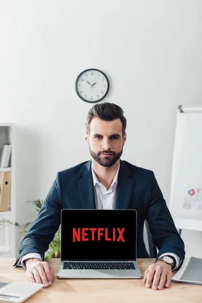 Asesor Guapo Traje Que Muestra Portátil Con Sitio Web Netflix —  Fotos de Stock