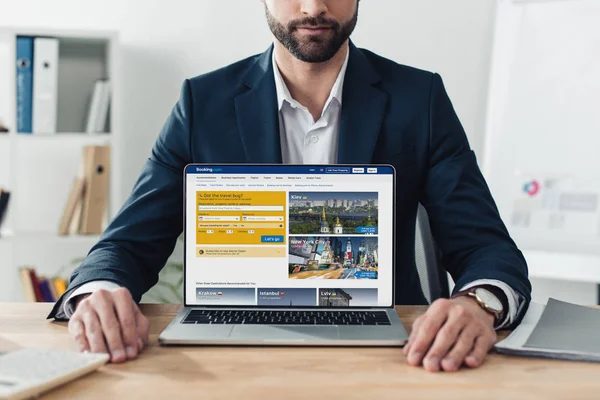 Partial View Advisor Suit Showing Laptop Booking Website Screen Office — Stock Photo, Image