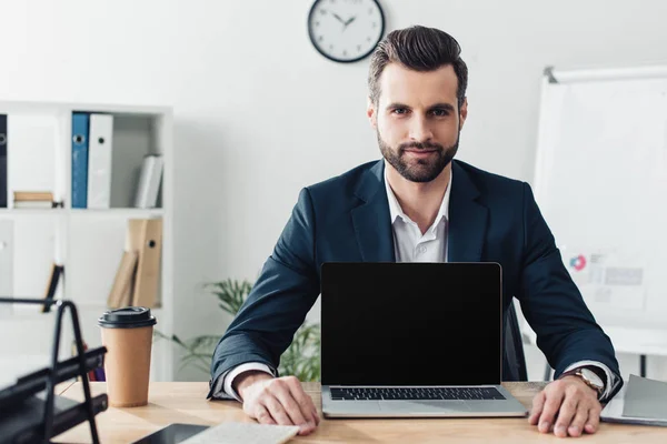 Όμορφος Σύμβουλος Στο Κοστούμι Δείχνει Laptop Κενή Οθόνη Στο Γραφείο — Φωτογραφία Αρχείου