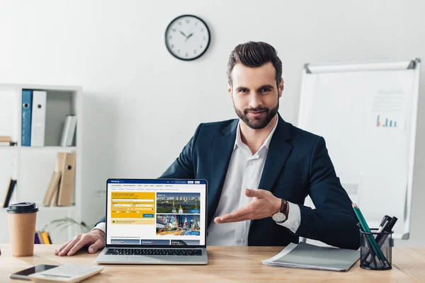 Knappe Adviseur Pak Wijzen Met Vingers Laptop Met Boeking Website — Stockfoto