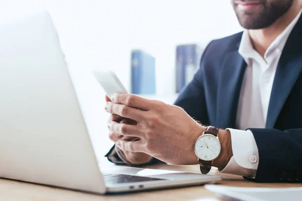 Foco Seletivo Homem Usando Smartphone Com Laptop Mesa — Fotografia de Stock