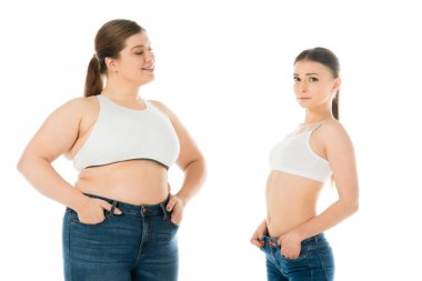 Elleri ceplerinde ile birlikte izole üzerinde beyaz, vücut pozitifliği kavramı poz denim ince ve kilolu kadınlarda 