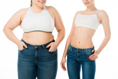 birlikte izole üzerinde beyaz, vücut pozitifliği kavramı poz denim ince ve kilolu kadınlarda gülümseyen kırpılmış görünümü 