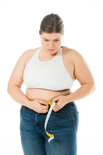 Zklamaný Obézní Žena Džínách Měření Pasu Krejčovským Metrem Izolované Bílém — Stock fotografie