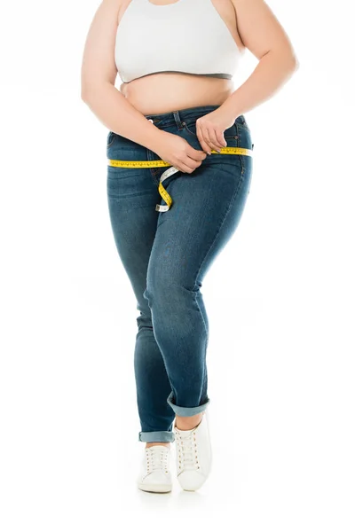 Vista Recortada Mujer Con Sobrepeso Que Mide Las Caderas Aisladas — Foto de Stock