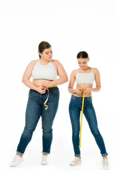 Eifersüchtige Übergewichtige Frau Mit Maßband Sieht Schlanke Attraktive Frau Isoliert — Stockfoto