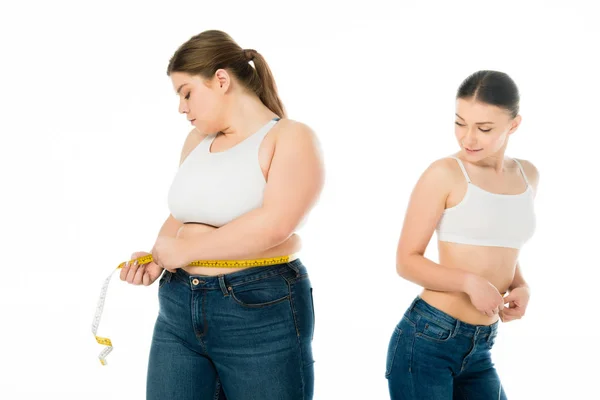Slanke Vrouw Kijkt Droevig Overgewicht Vrouw Met Meetlint Geïsoleerd Wit — Stockfoto