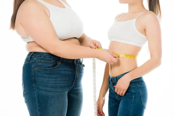 Обрезанный Вид Женщины Избыточным Весом Измеряющей Талию Тонкой Женщины Изолированной — стоковое фото