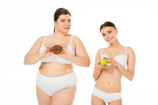 Joven Mujer Delgada Sosteniendo Manzana Verde Mientras Mujer Con Sobrepeso — Foto de Stock