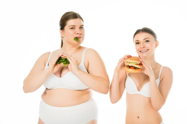 Schlank Lächelnde Frau Unterwäsche Hält Burger Während Übergewichtige Glückliche Frau — Stockfoto