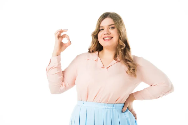 Feliz Sonriente Elegante Mujer Con Sobrepeso Mostrando Signo Aislado Blanco — Foto de Stock