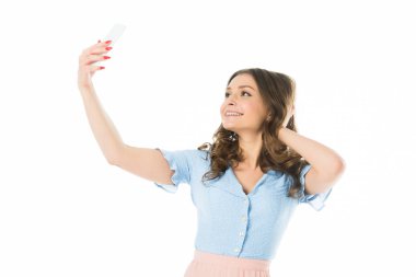 selfie üzerinde beyaz izole smartphone cep telefonu ile alarak gülümseyen güzel kız