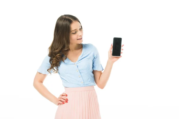 Χαμογελώντας Όμορφη Κορίτσι Δείχνει Smartphone Κενή Οθόνη Που Απομονώνονται Λευκό — Φωτογραφία Αρχείου