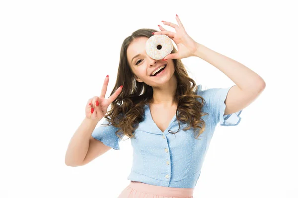 Feliz Sonrisa Hermosa Chica Con Donut Mostrando Signo Victoria Aislado — Foto de Stock