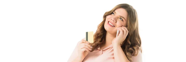 プラスサイズの女性のスマート フォンで話して 白で隔離のクレジット カードを保持しているエレガントな笑顔 — ストック写真